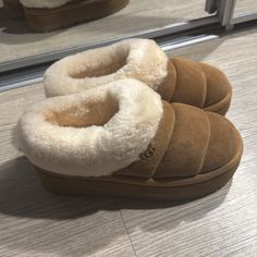 These Are Never Worn W Tazzlita Ugg Slippers. They Have A Small Platform. The Inside Is Covered In Soft Fur Lining That Will Be Great For The Winter Time. Tazzlita Ugg, Ugg Tazzlita, Shoe Wishlist, Cozy Coats, Ugg Slippers, Jewelry Outfit, Cozy Outfit, Be Great, Comfy Cozy