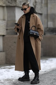 Winter Cool Outfits, Down Coat Outfit, Winter Clothing Styles, Winter Outfit Street Style, Winter Fashion 2022, Winter Ootd, Trench Coat Outfit, Winter Outfits Cold