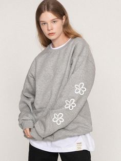 This is a casual and comfortable sweatshirt by GRAVER that is made out of high quality and sturdy fabric. With unique design detail and trendy mood, you can style it for your casual and young daily outfit.- Round ribbed neckline- Urethane graphic print detail- Unisex item- Tentar and tumble processed for durability Oversized Heather Grey Crew Neck Sweater, Trendy Sweatshirt With Ribbed Collar For Everyday, Gray Crew Neck Sweater For Loungewear, Everyday Spring Sweater With Ribbed Cuffs, Trendy Crew Sweatshirt With Ribbed Neckline, Comfortable Gray Sweater With Ribbed Cuffs, Oversized Gray Casual Sweater, Trendy Heather Grey Long Sleeve Sweatshirt, Gray Oversized Casual Sweater