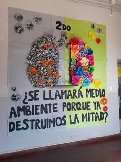 a bulletin board with flowers on it in a school hallway or classroom room that reads, se llamara medi ambiente porque ya destrunios la mitad?