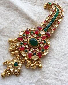 Another one of our masterpieces ❤️ Customized this side brooch for a client to be worn with her multi-strand emerald necklace !! #traditionaljewellery #kundanjewellery #southindianjewellery #haram #sidebrooch #emeralds #neckpiece #handcrafted #swetaparikhbespokejewelry Mahadev Art, I Am Dead, Ayush Kejriwal, Traditional Indian Jewellery, Bridal Jewellery Indian, Diamond Brooch, Royal Jewels