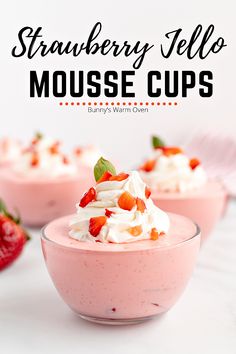 Strawberry Jello Mousse Cups in small dessert dishes. The mousse is topped with whipped cream and diced fresh strawberries. Cool Whip Desserts, Mousse Cups, Jello Dessert Recipes, Gelatin Recipes, Keto Peanut Butter