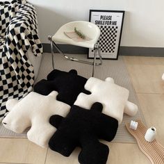 Plush Puzzle Pillow Floor Cushion / Black Interior Design Per La Casa, Future Apartment Decor, Cute Bedroom Decor, Black Pillows, Cozy Room Decor, Apartment Decor Inspiration, Dream Room Inspiration, Room Makeover Inspiration, Cute Room Decor