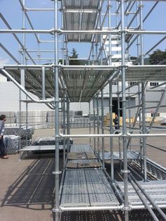 Ring-lock scaffolding with walk board Scaffolding Aesthetic, Queer Architecture, Construction Fence, Art Forest, Roof Installation, Modular Furniture, Construction Site