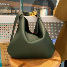 Product information:Color: green, black, brown, brownStyle: Cross-border trendMaterial: LeatherCortex features: two-layer cowhideTrendy Bags Style: Bucket BagBag size: mediumPopular elements: chainPacking list:Bag*1 Elegant Green Shoulder Bag With Large Capacity, Elegant Green Bucket Bag With Large Capacity, Elegant Green Large Capacity Bucket Bag, Elegant Large Capacity Green Shoulder Bag, Green Handheld Shoulder Bag For Office, Green Rectangular Hobo Bag With Detachable Handle, Green Crossbody Bucket Bag For Office, Green Office Bag With Detachable Handle, Green Office Bags With Detachable Handle