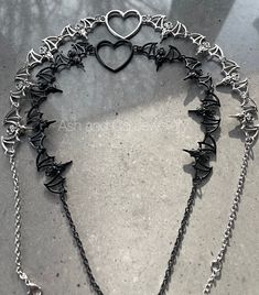 Amazing gothic, steampunk necklace. Bat links, with a central heart. In black enamel or silver alloy Measures Necklace 40 cm with 5.5 cm extra extension chain. Heart 4 x 3 cm Bat link 3.5 x 3.5 cm Fastens with a lobster clasp Thank you Punk Style Clavicle Chain Necklaces For Halloween, Punk Style Clavicle Chain Necklace For Halloween, Halloween Punk Style Clavicle Chain Necklace, Gothic Clavicle Chain Jewelry For Halloween, Gothic Chain Jewelry As A Gift, Halloween Stainless Steel Chain Necklace, Gothic Clavicle Chain Necklace For Halloween, Gothic Halloween Clavicle Chain Necklace, Punk Stainless Steel Jewelry For Party