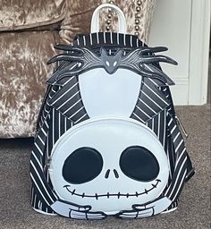 I Absolutley LOVE my Jack Skellington Loungefly Backpack my Amazing!!! Mum bought me for Christmas. Disney Nightmare Before Christmas, Mini Mochila, Lilo Et Stitch, Loungefly Bag, Disney Bag, Loungefly Disney, Black Bat, Monsters Inc