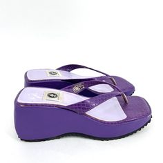 vintage Y2K platform sandals, purple, thong style shoes  Arizona Jean Co. US Size 6.5 M All man made materials  Nice condition except for some scuffing as shown in photos. Purple Platform Sandals, Y2k Platform Sandals, 90s Sandals, 90s Shoes, Purple Sandals, Chunky Platform Sandals, Y2k Shoes, Clock Vintage, Purple Shoes