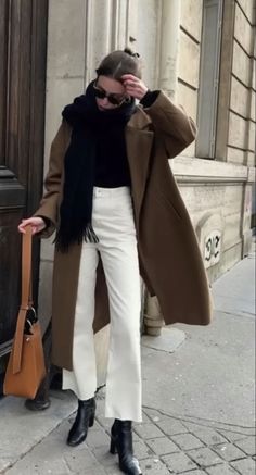 Brown Coat Outfit, Long Coat Outfit, Winter Coat Outfits, Europe Outfits, Brown Coat, Coat Outfits, Looks Chic