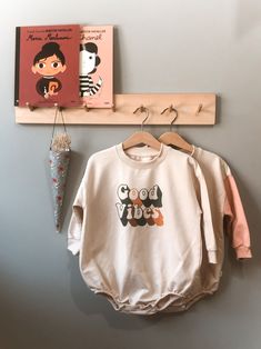 %100 cotton An oversized pullover romper with elastic legs and a three popper fastening Cute & Stylish Oversize Overall 'Good Vibes' motto printed Beautiful Beige fabric and Long Sleeve Available 3 size Relax & Cool gift    Washed at a maximum of 30 degrees The water is colored with some dyes Doll Sleeping Bag, Kids Jumpsuit, Baby Crib Sheets, Rainbow Bag, Jumpsuit For Kids, Pixie Hat, Overall Jumpsuit, Cotton Bedding Sets, Newborn Romper