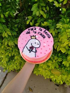 Torta divertida color rosa, con dibujo de un muñeco flork y frase "para la reina de la casa" Birthday Cake For Mum, Happy Birthday Mom Cake, Cake Meme, Puppy Birthday Cakes, Sweat Treats, Birthday Sweets, Birthday Cake For Mom, Birthday Sheet Cakes