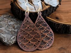 Wooden earrings, packed in a hay jute bag. Total length approx. 9 cm Brown Teardrop Earrings For The Beach, Brown Teardrop Earrings For Beach, Handmade Wood Drop Earrings, Nature-inspired Natural Wood Earrings As Gift, Brown Teardrop Wood Jewelry, Rustic Brown Hand-tooled Earrings, Artisan Brown Wood Earrings, Jute Bag, Jute Bags