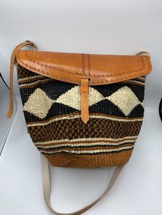 Sisal Kenyan bags that are lined inside and are adjustable. They come in many beautiful colors and designs. Safari Design, Cow Bones, Shell Choker, Handmade African, Cowrie Shell, Brass Earrings, Handmade Wooden, Beautiful Colors, Color