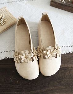 Features: 
 Item Type: Retro Flat Shoes 
 Gender: Women 
 Main Material: Cowhide 
 Heel Type: Flat 
 Upper Material: Cow Leather 
 Heel Height: Low (1-3cm) 
 Closure Type: Slip-on 
 Color: Coffee, Black, Yellow, Beige 
 Size: 35-40 Flat Shoes For Women, Yellow Beige, Flower Soft, Mary Jane Shoes Womens, Coffee Black, Color Coffee, Wide Shoes, Chunky Heels Sandals, Retro Jewelry