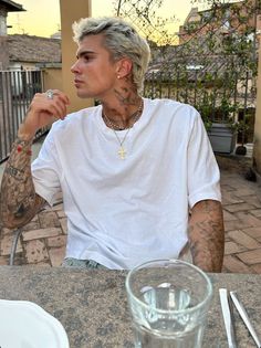 Taylor Hill Hair, Victor Perez, Rockstar Style, Men Haircut Curly Hair, Men Are Men, Men Haircut Styles, Soccer Boys, Fan Book, Haircuts For Men