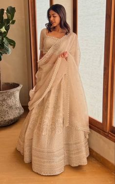 Wedding Saree Traditional, Jaipur Wedding Outfits, Wedding Lehanga Aesthetic, Blouse Inspo For Lehenga, White Lehanga Outfits, Lenhga Design Simple, Lehenga Designs Aesthetic, New Traditional Dress Indian, Lehenga Simple Elegant