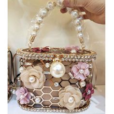 Brand Name: KHNMEETShape: BoxPlace Of Origin: GUANG DONG ProvinceHandbags Type: TotesTypes of bags: Shoulder HandbagsOrigin: CN(Origin)Main Material: MetallicClosure Type: HaspHardness: HARDStyle: FashionLining Material: PolyesterOccasion: partyGender: WOMENPattern Type: CharactersNumber of Handles/Straps: SingleInterior: Interior Slot PocketDecoration: AppliquesDecoration: LOCKDecoration: DiamondsDecoration: PearlItem Type: HandbagsColor: Black white, Red shoulder bagsKey Word: box Bag / clutch Cage Bag, Pearl Handbag, Wedding Clutch Purse, Prom Clutch, Mini Hand Bag, Hand Bags For Women, Wedding Handbag, Flower Handbag, Beg Tangan