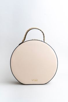 Circle vegan leather bag How To Look Classy, Handbag Backpack, Kate Spade Crossbody, Metal Chain, Saddle Bags, Chain Link, Shoulder Straps, Vegan Leather, 3 D