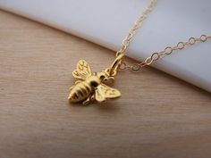 Bumble Bee Necklace, Big Necklace, Bee Jewelry, Bee Pendant, Bee Necklace, Seashell Necklace, Bee Charms, Keep Jewelry, Simple Jewelry