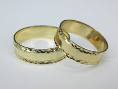 Handmade set of 2 wedding bands in solid 14k gold with diamond cut designs on the edges. Ring size is adjustable, please note the size in the personalization section of checkout. set de 2 anillos para el y para ella en oro de 14k garantisado hecho a mano. Formal Couple Rings Stamped 14k, Yellow Gold Marriage Ring With Decorative Band, 14k Gold Rings With Decorative Band For Marriage, Engraved Round Band Couple Rings For Wedding, Classic 14k Gold Couple Rings For Wedding, Classic Couple Rings Stamped 14k For Wedding, Classic 14k Stamped Couple Rings For Wedding, Heirloom Diamond Cut Couple Rings For Anniversary, Heirloom Engraved Ring With Diamond Cut