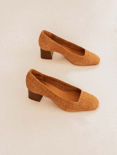 Pumps Tilvia - Camel - Women -Bobbies Camel Shoes Outfit, Shoes Outfit Women, Camel Shoes, Trendy Pumps, Types Of Sandals, Church's Shoes, Fab Shoes, Jeweled Sandals, Shoes Outfit