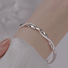 - Elegant Glam Twisted Bangle Bracelet - Silver Tone - Material: Copper **Bundle And Save** Simple Cuff Bracelet, Silver Bracelet Designs, Twisted Bangle, Bracelet Pack, Stil Boho, Bracelets Design, Jewelry Making Charms, Style Boho, Silver Bangles