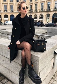 Como usar trench-coat feminino: a peça-chave dos looks de inverno Minimal Stil, Converse Outfits, Looks Black, Combat Boot, Outfit Trends, All Black Outfit, Inspired Outfits, Dope Outfits, 가을 패션