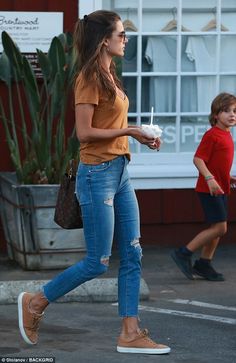 Celebrity Style Casual Summer, Navy Blue Leggings Outfit Workout, Daily Casual Outfits For Women, Casual Woman Outfit, Alessandra Ambrosio Style, Ideas De Outfits, Denim Jeans Fashion