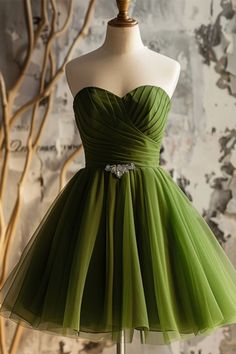 This Enchanting Emerald Green Strapless Cocktail Dress is a captivating blend of elegance and charm, perfect for any special occasion. The dress features a sweetheart neckline that beautifully accentuates the décolletage, while the expertly pleated bodice creates a flattering and feminine shape. The fitted waist is adorned with a sparkling embellishment, adding a touch of glamour and sophistication. The full, flared skirt flows gracefully, creating a stunning silhouette that is ideal for parties, proms, or formal gatherings.Crafted from high-quality tulle, this dress offers both comfort and style. The lightweight fabric allows for ease of movement, making it perfect for dancing and socializing throughout the night. The rich emerald green color is both unique and eye-catching, ensuring you Homecoming Dresses Green, Sweetheart Homecoming Dress, Tulle Party Dress, Velvet Prom Dress, Multi Way Dress, Strapless Cocktail Dress, Green Tulle, Color Rush, Prom Dresses Two Piece