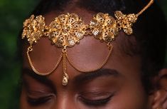 Okara is a chic and lightweight headchain crafted from brass. Its ornamental goddess design pays homage to cultural heritage of East Africa and India, and it can also be worn as a necklace. hooks in hair lightweight interchangeable: can be worn as necklace Tichel Fashion, Head Chains, Goddess Design, Necklace Hooks, Head Wraps For Women, Face Jewellery, Head Pieces, Head Chain, Neck Chain