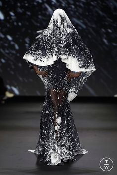 Robert Wun Couture, Avant Garde Fashion Couture, Winter 2024 Fashion, Fashion Week Schedule, Paris Fashion Week Runway, Paris Couture, Fashion Friday, Christian Dior Couture