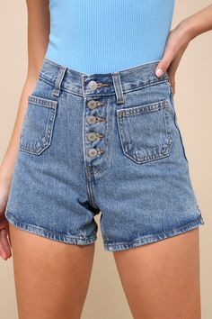 Channel carefree summer vibes (without raiding your mom's closet) with the Levi's 80s Mom Medium Wash Button-Fly High-Rise Denim Shorts! Sturdy cotton denim (in Levi's In Patches wash) shapes these retro-cute shorts that have a high waist, belt loops, exposed button-fly, and four-pocket cut with mini patch pockets at the front. Flattering, 80s-inspired fit ends at notched hems. Red logo tag and leather patch at back. Fit: This garment fits true to size. Length: Above mid-thigh. Size 28 Inseam: 4 Recycle Machine, 80s Mom, 80s Shorts, High Rise Denim Shorts, Fly High, Logo Tag, Red Logo, Button Fly Jeans, Levi Shorts