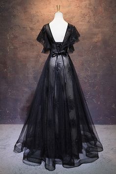 Modestes noirs longs en V V V robes de bal noires robes de fête chic Wedding Nightmare, Castle Vibes, Chic Party Dress, Fantasy Birthday, Goth Dresses, Simple Party Dress, Whimsical Shoes, Prom Dresses Simple, Beach Wedding Gown