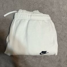 Nike Men's Sportswear Club Fleece Joggers. Size Xl. White. Nwot White Joggers With Pockets For Gym, White Athleisure Sweats For Jogging, White Nike Sweats Sportswear, Nike White Sportswear Sweats, White Nike Cotton Sweats, White Cotton Nike Sweats, White Sporty Sweatpants For Gym, Nike White Cotton Joggers, Nike White Sweatpants For Sports