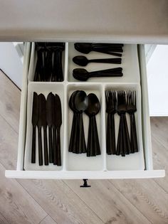 Sharing my top tips for kitchen and pantry organization! Not just about those pretty Pinterest pictures but true function and beauty. Kitchen For Apartment Ideas, Black And White Kitchen Utensils, Black Kitchenware Aesthetic, Matte Black Utensils, Black Kitchen Utensils Aesthetic, Black Kitchen Essentials, Black Utensils Kitchen, Dream Kitchen Organization, Black Silverware Aesthetic