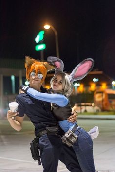 DIY Halloween Costume Ideas For Couples Movie Character Halloween Costumes, Movie Character Halloween, Character Halloween Costumes, Cute Couples Costumes, Black Halloween Costumes, Halloween Parejas, Matching Halloween Costumes, Cosplay Cosplay, Nick And Judy