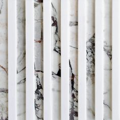 white and black marble wallpaper with vertical lines in the center, along with horizontal bars