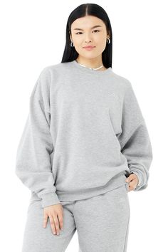 This best seller is cozy, comfortable, cute and done in classic neutrals and on-trend colors—each finished with a chrome Alo logo. It has a classic crewneck, ribbed cuffs and hem, and a laid-back dropped-shoulder fit. It’s made from midweight French terry that’s smooth on the outside and fleecy on the inside with the perfect drape. Pair with the Accolade sweatpants to make a matching set—and get one for your bestie, sibling, or partner, if you’re into that. The Accolade, Matching Sweats, Womens Capris, Back Women, Bra Women, Long Sleeve Crop Top, Bra Tops, Best Seller, Short Tops