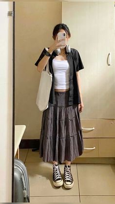 dark outfit with converse Korean Summer Skirt Outfits, Converse Outfit Summer Dress, Outfits For Converse Shoes, Grunge Outfits Skirts Long, Long Skirt With Converse Outfits, Brown Converse Outfit Summer, Long Skirt Outfits Floral, Converse And Long Skirt, Maxi Skirt Converse Outfits