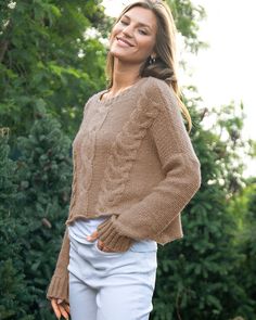 This incredibly soft and cozy style features a cable knit pattern throughout the body. Details include ribbed crewneck and cuffs, with single stitch finish at the hem. The perfect crop top for an easy everyday seasonal look! Composition: 76% Acrylic, 12% Mohair and 12% Wool