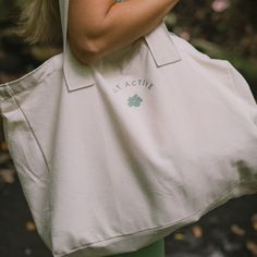 Stay stylish and organized with this gorgeous canvas tote bag from SALT ACTIVE! It's big enough to fit all your must-haves for the gym, a weekend getaway, or a carry-on. With its sleek SALT ACTIVE logo in sage green, you can show off your good taste while keeping everything you need in one place. Ready to make a statement? DETAILS Canvas Tote SALT ACTIVE LOGO In sage green 48cm x 35cm x 12cm