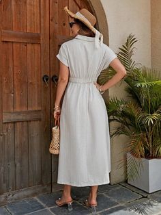 Elegant Button-Down Short Sleeve Maxi Dress: The Perfect Summer Beauty Short Sleeve Maxi Dress, Evening Gowns Elegant, Short Sleeve Maxi Dresses, Sleeve Maxi Dress, Striped Sleeve, Classy Chic, Summer Beauty, Versatile Dresses, Green Satin