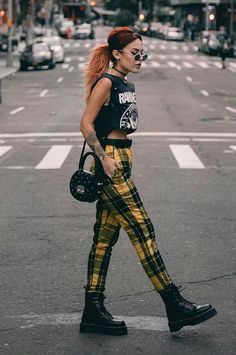 Calça xadrez: a nova queridinha entre as fashion girls. Regata customizada de banda, Ramones, calça amarela, coturno preto Dr Martens Fashion, Grunge Style Outfits, Grunge Looks, Fashion Guys, Dr Martens Outfit, Look Grunge, 90s Fashion Grunge, Street Style Grunge