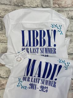 🎉 PLEASE NOTE 🎉 All delivery times are an estimated time scale - they may arrive a few days either side of the time scale given when you check out.  All orders are sent via tracked 48 hours Royal Mail delivery Please do not place an order of you require it last minute as I can not guarantee that it will arrive on time ❤️ These are beautiful leavers shirt that will make a real statement on the last day of school.  Please leave the name in the personalisation box when checking out along with the colour of flowers you want If you need a size that is not listed please give me a message 👍🏼 Mamma Mia Leavers Shirt, Leavers Top Design, Leavers Day Shirt Designs, School Leavers Shirt Designs, School Leavers Shirt, Leavers Shirt Designs, Signing Ideas, Leavers Shirt, School Shirt Designs