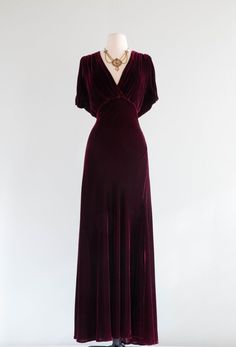 Wine Velvet Dress, 40s Mode, Velvet Evening Gown, Vintage Clothing Store, Vintage Clothing Boutique, 1930s Fashion, Look Vintage, Silk Velvet, Fancy Dresses