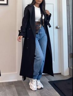 Casual Outfits New York, Winter Outfit With Trousers, Outfit With Black Coat, Black Winter Trench Coat Outfit, All Black Trench Coat Outfit, Winter Museum Outfit Ideas, Black Winter Jacket Outfit, Black Coat Winter Outfit, Trench Coat Fits