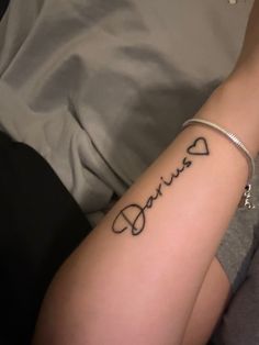 Boyfriends name on black girls wrist Boyfriend Name Tattoos, Small Name Tattoo, Name Tattoos On Arm, Tattoo Font For Men, Tattoo On Wrist, Name Tattoos On Wrist, Tattoo For Boyfriend, Hand Tattoos For Girls, Cute Hand Tattoos