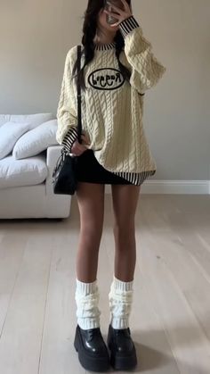 Fall Cropped Sweater Outfits, Cute Dark Outfits Casual, Cute Snowy Day Outfits, Nice Styles Outfit Ideas, 25 Degree Weather Outfit, Modern Coquette Outfits, Cutie Outfit Aesthetic, Outfit Astethics Ideas, Sixth Form Outfits Aesthetic