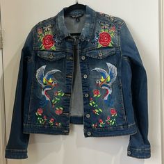 Baccini Jean Jacket With Bird, Butterfly, Rose, Floral Embroidery. Size Large. Never Worn. Winter Multicolor Embroidered Denim Jacket, Trendy Embroidered Blue Denim Jacket, Trendy Blue Embroidered Denim Jacket, Embroidered Denim Outerwear In Medium Wash, Embroidered Medium Wash Denim Jacket For Winter, Medium Wash Embroidered Denim Outerwear, Fitted Denim Blue Outerwear With Floral Embroidery, Embroidered Outfits, Painting Jeans