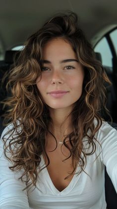 Elevate your long locks with these elegant medium to long length layered haircuts perfect for any formal occasion. Styling Wavy Hair, Hairstyle For Round Faces, Wavy Haircuts Medium, Caramel Bob, Medium Wavy Bob, Thick Straight Hair, Long Wavy Haircuts, Layered Curly Haircuts, Wavy Layered Hair